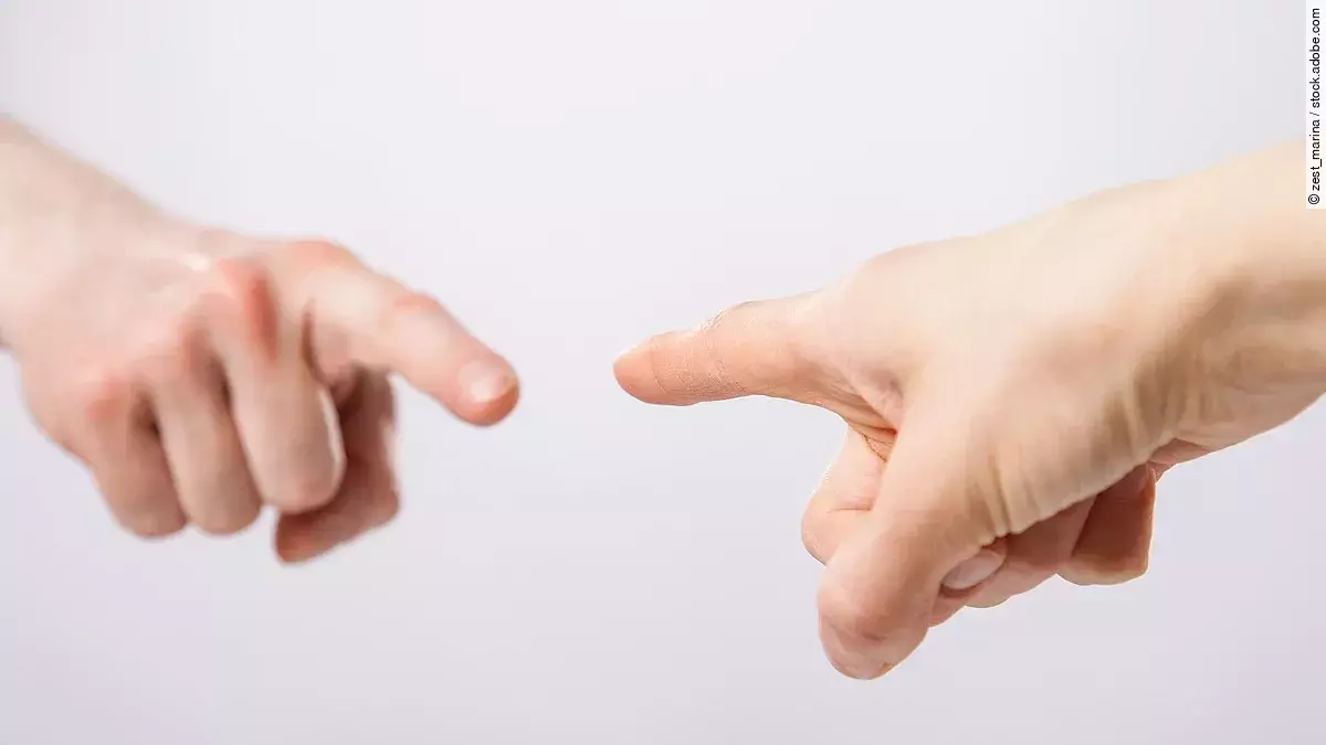Zwei Finger zeigen gegenseitig aufeinander