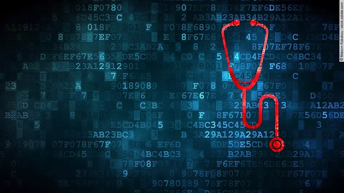 Daten Vor einem dunkelblauen Hintergrund aus Daten in Form von Zahlen und Buchstaben, ist ein rotes Stethoskop.