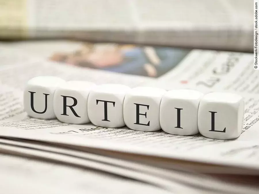 Urteil Buchstabenwürfel bilden das Wort "Urteil". Sie liegen auf einer Zeitung.