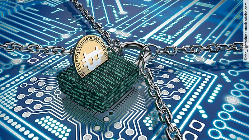 Datenschutz Ein Schloss mit binärem Code versehen liegt auf einem Chip. Das Schloss wird gehalten von vier Ketten und stellt so den Datenschutz dar.