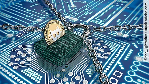 Ein Schloss mit binärem Code versehen liegt auf einem Chip. Das Schloss wird gehalten von vier Ketten und stellt so den Datenschutz dar.