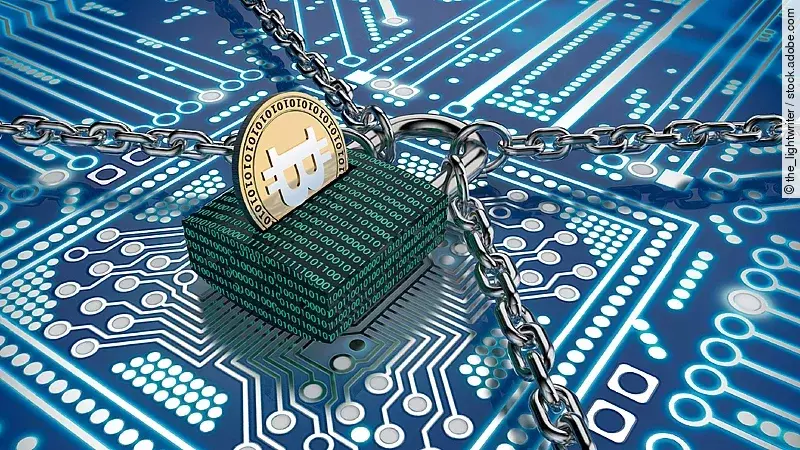 Ein Schloss mit binärem Code versehen liegt auf einem Chip. Das Schloss wird gehalten von vier Ketten und stellt so den Datenschutz dar.
