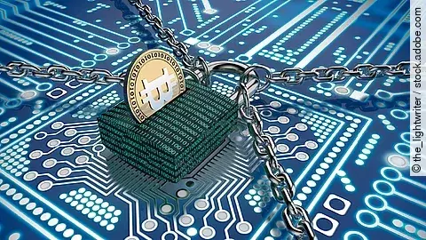 Ein Schloss mit binärem Code versehen liegt auf einem Chip. Das Schloss wird gehalten von vier Ketten und stellt so den Datenschutz dar.