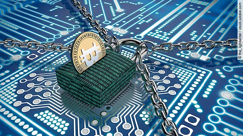 Datenschutz Ein Schloss mit binärem Code versehen liegt auf einem Chip. Das Schloss wird gehalten von vier Ketten und stellt so den Datenschutz dar.