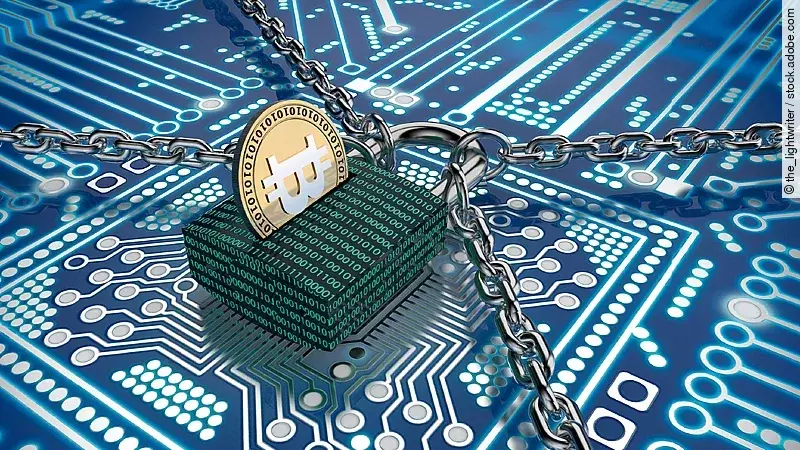 Ein Schloss mit binärem Code versehen liegt auf einem Chip. Das Schloss wird gehalten von vier Ketten und stellt so den Datenschutz dar.