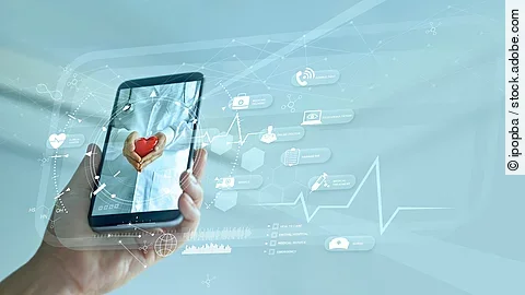 Eine Hand mit einem Smartphone.