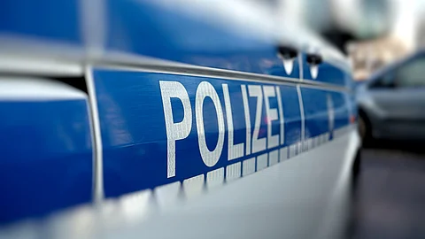 Polizeiauto am Straßenrand