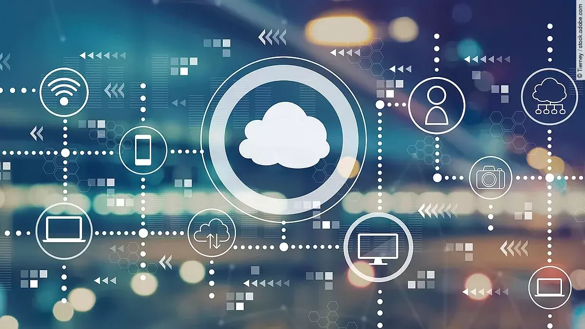 Ein imaginäres Datennetz bzw. Cloud-Computing-Netz. In der Mitte ist ein großes Symbol im Form einer Wolke. Rundherum erscheinen weitere Symbole wie ein Laptop oder das WLAN-Icon.