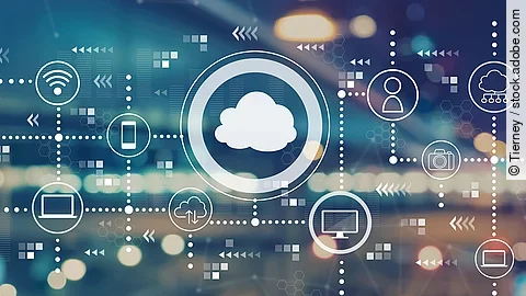 Ein imaginäres Datennetz bzw. Cloud-Computing-Netz. In der Mitte ist ein großes Symbol im Form einer Wolke. Rundherum erscheinen weitere Symbole wie ein Laptop oder das WLAN-Icon.