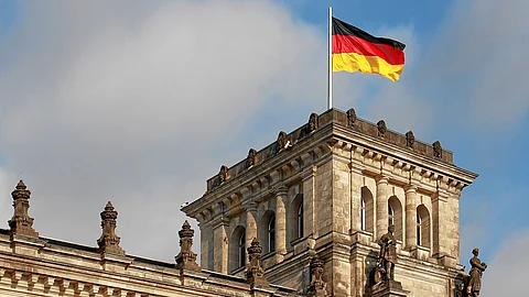 Auf dem Reichstag in Berlin weht eine Deutschlandfahne