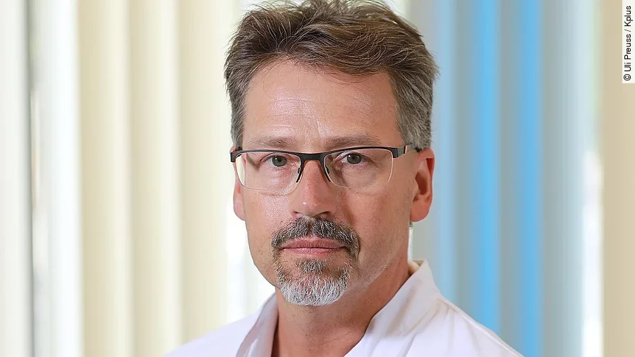 Dr. Oliver Axmann Dr. Oliver Axmann