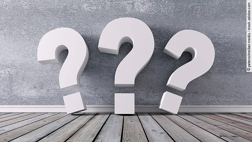 Fragezeichen Drei Fragezeichen vor einer grauen Wand