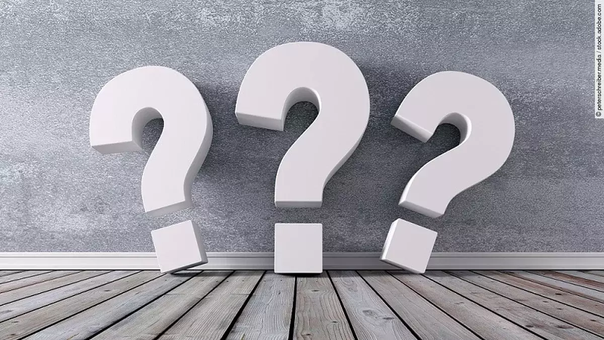 Fragezeichen Drei Fragezeichen vor einer grauen Wand