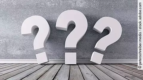 Fragezeichen Drei Fragezeichen vor einer grauen Wand