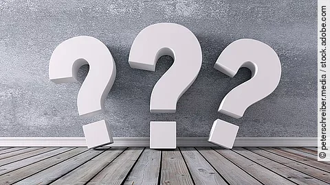 Fragezeichen Drei Fragezeichen vor einer grauen Wand