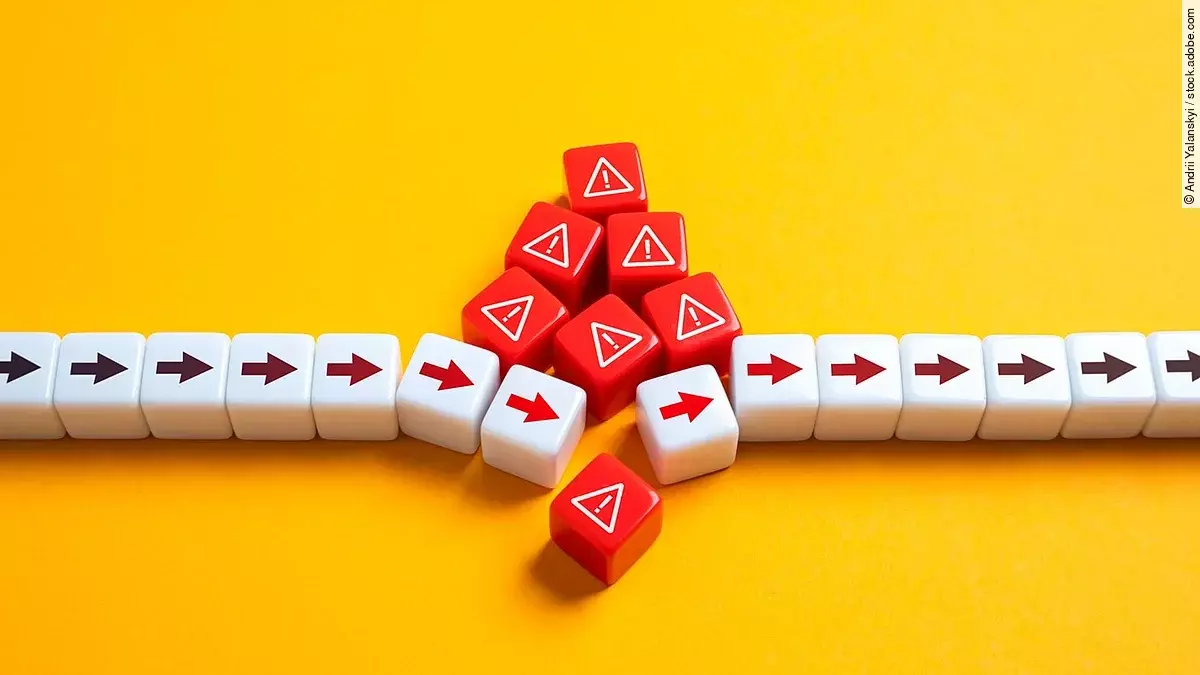 Rote Pfeile in weißen Würfeln vor gelbem Hintergrund, die aufgrund einer augestauten Last zusammenbrechen.