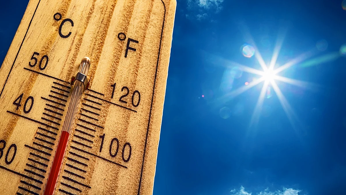 Thermometer Ein Thermometer, das 40 Grad Celsius zeigt neben blauem Himmel und Sonne
