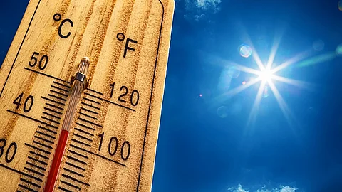 Ein Thermometer, das 40 Grad Celsius zeigt neben blauem Himmel und Sonne