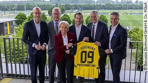 Carsten Cramer, Thomas Treß (beide BVB), Bärbel Bergerhoff-Wodopia (UME-Aufsichtsratsvorsitzende), Lars Ricken (BVB), Prof. Jochen Werner (Ärztlicher Direktor UME) und Prof. Dr. Tienusch Rassaf (Chefarzt Kardiologie UME) sind von der BVB-Gesundheitswelt überzeugt.