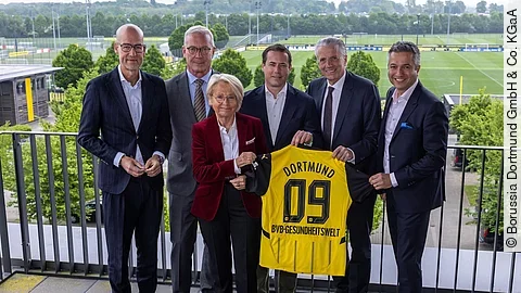 BVB-Gesundheitswelt Carsten Cramer, Thomas Treß (beide BVB), Bärbel Bergerhoff-Wodopia (UME-Aufsichtsratsvorsitzende), Lars Ricken (BVB), Prof. Jochen Werner (Ärztlicher Direktor UME) und Prof. Dr. Tienusch Rassaf (Chefarzt Kardiologie UME) sind von der BVB-Gesundheitswelt überzeugt.