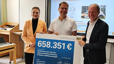 Judith Gerlach, Prof. Dr. Matthias Keller und Thomas Jansing. Prof. Keller hält einen Scheck in Höhe von 658.351 Euro. 