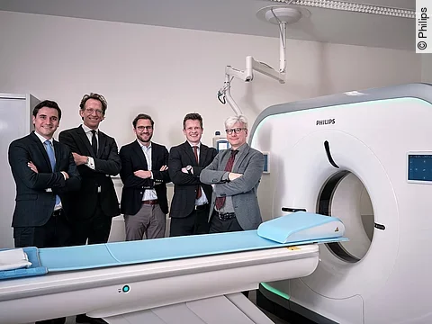 Feiern die neue Technologiepartnerschaft (v.l.): Paul Gebauer und Michael Heider von Philips, Florian Distler, Paracelsus-Kliniken, Heiko Borwieck, Philips, und Dr. Martin Siebert, Vorsitzender der Geschäftsführung der Paracelsus-Kliniken.