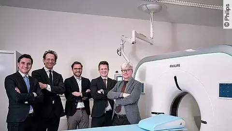 Feiern die neue Technologiepartnerschaft (v.l.): Paul Gebauer und Michael Heider von Philips, Florian Distler, Paracelsus-Kliniken, Heiko Borwieck, Philips, und Dr. Martin Siebert, Vorsitzender der Geschäftsführung der Paracelsus-Kliniken.