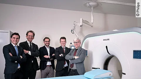 Partnerschaft Paracelsus-Kliniken Philips Feiern die neue Technologiepartnerschaft (v.l.): Paul Gebauer und Michael Heider von Philips, Florian Distler, Paracelsus-Kliniken, Heiko Borwieck, Philips, und Dr. Martin Siebert, Vorsitzender der Geschäftsführung der Paracelsus-Kliniken.