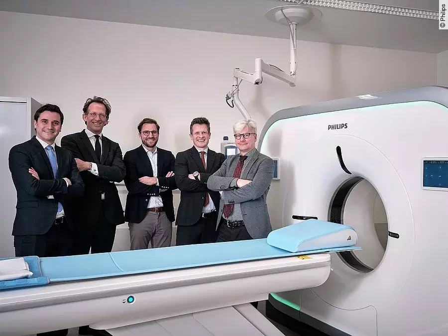 Feiern die neue Technologiepartnerschaft (v.l.): Paul Gebauer und Michael Heider von Philips, Florian Distler, Paracelsus-Kliniken, Heiko Borwieck, Philips, und Dr. Martin Siebert, Vorsitzender der Geschäftsführung der Paracelsus-Kliniken.