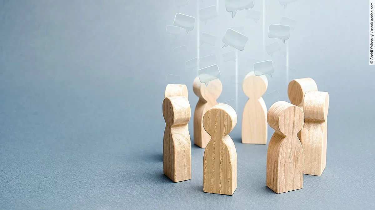 Kleine Holzfiguren sind in einem Kreis angeordnet