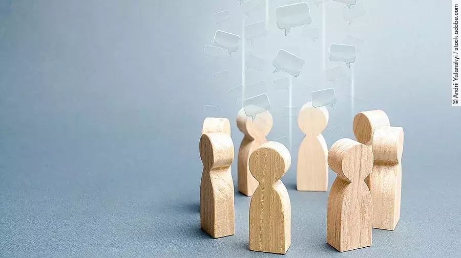 Kleine Holzfiguren sind in einem Kreis angeordnet