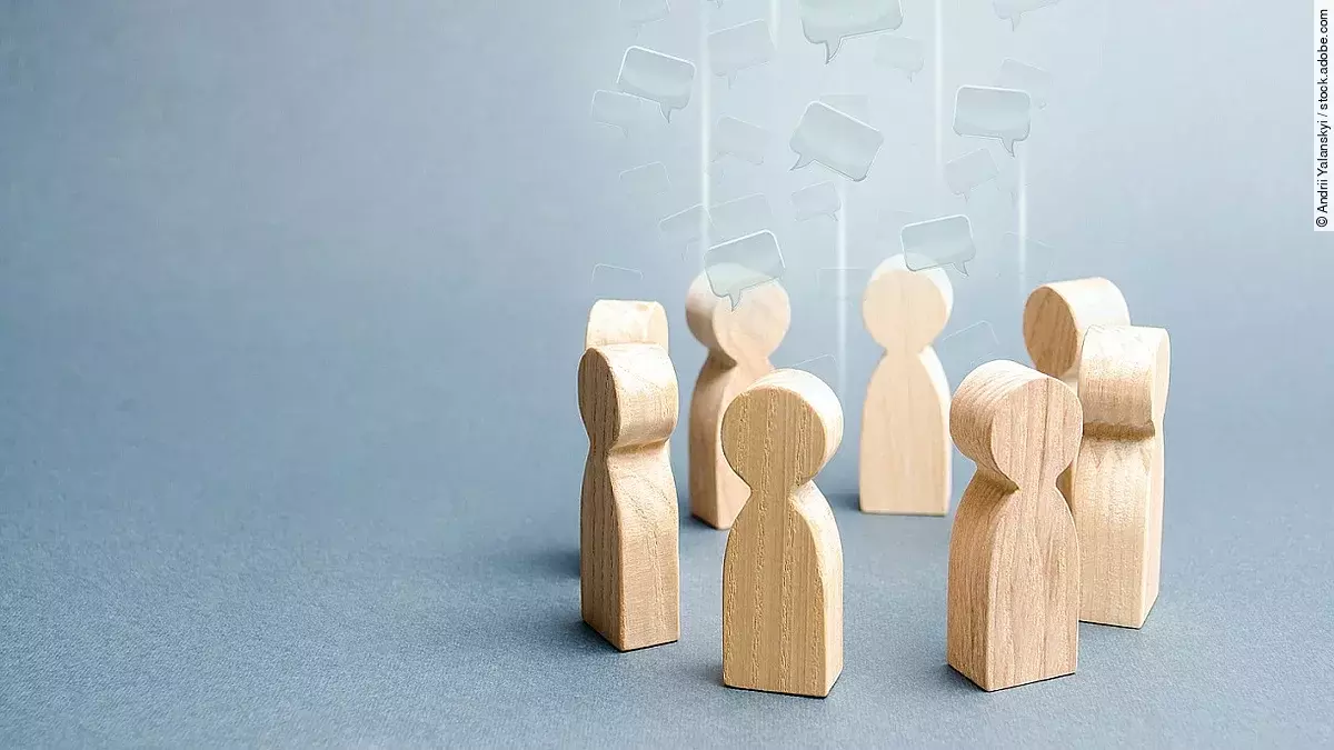 Kleine Holzfiguren sind in einem Kreis angeordnet