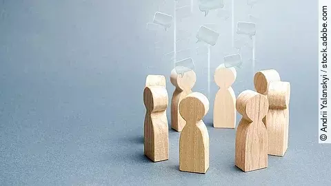 Kleine Holzfiguren sind in einem Kreis angeordnet