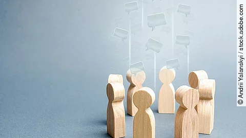 Kleine Holzfiguren sind in einem Kreis angeordnet