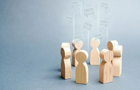 Kleine Holzfiguren sind in einem Kreis angeordnet