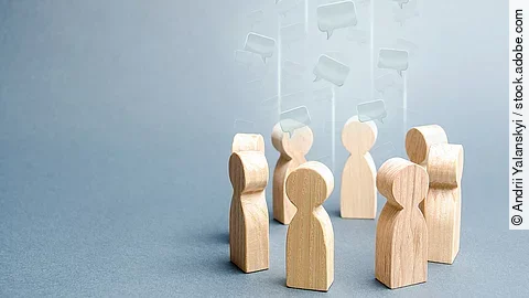 Kleine Holzfiguren sind in einem Kreis angeordnet