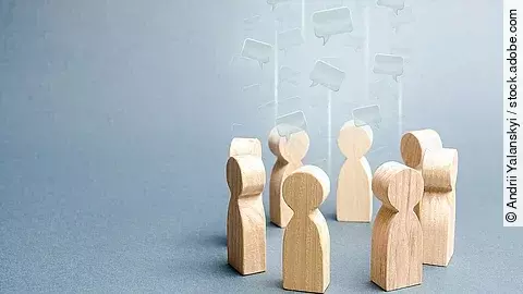 Kleine Holzfiguren sind in einem Kreis angeordnet