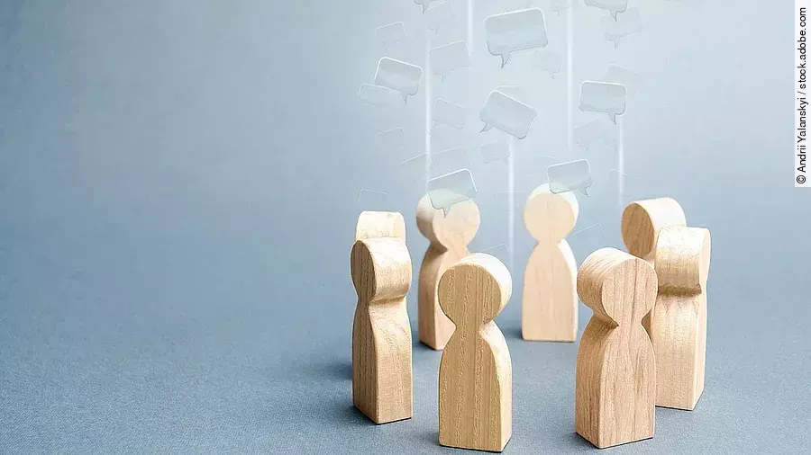 Kleine Holzfiguren sind in einem Kreis angeordnet