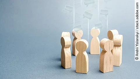 Kleine Holzfiguren sind in einem Kreis angeordnet