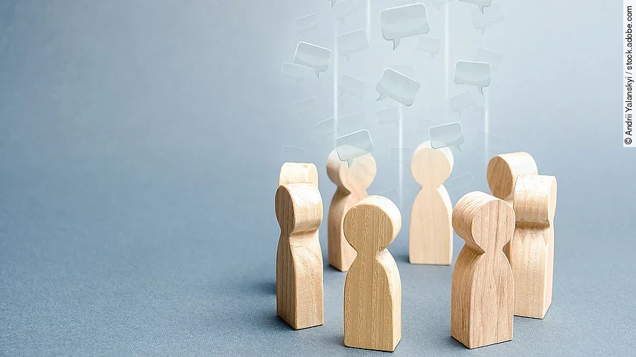 Kleine Holzfiguren sind in einem Kreis angeordnet