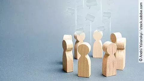 Kleine Holzfiguren sind in einem Kreis angeordnet