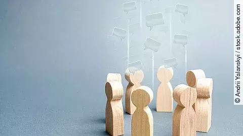 Kleine Holzfiguren sind in einem Kreis angeordnet