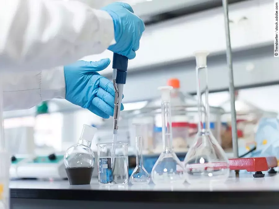 Ein Arbeitsplatz im Labor mit verschiedenen Glasbehältern