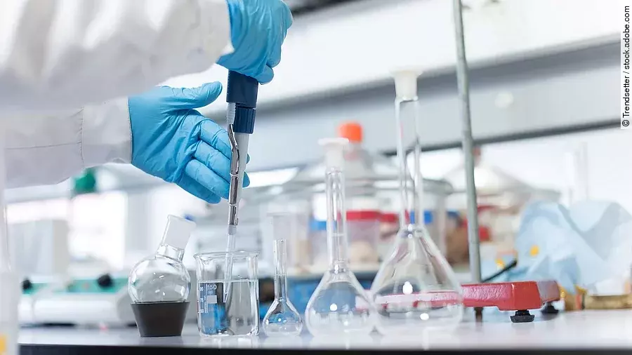 Ein Arbeitsplatz im Labor mit verschiedenen Glasbehältern