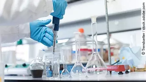 Forschung Ein Arbeitsplatz im Labor mit verschiedenen Glasbehältern