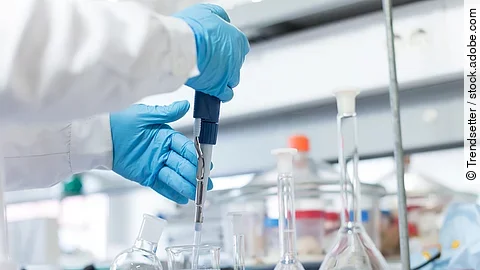 Ein Arbeitsplatz im Labor mit verschiedenen Glasbehältern