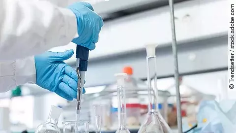 Ein Arbeitsplatz im Labor mit verschiedenen Glasbehältern