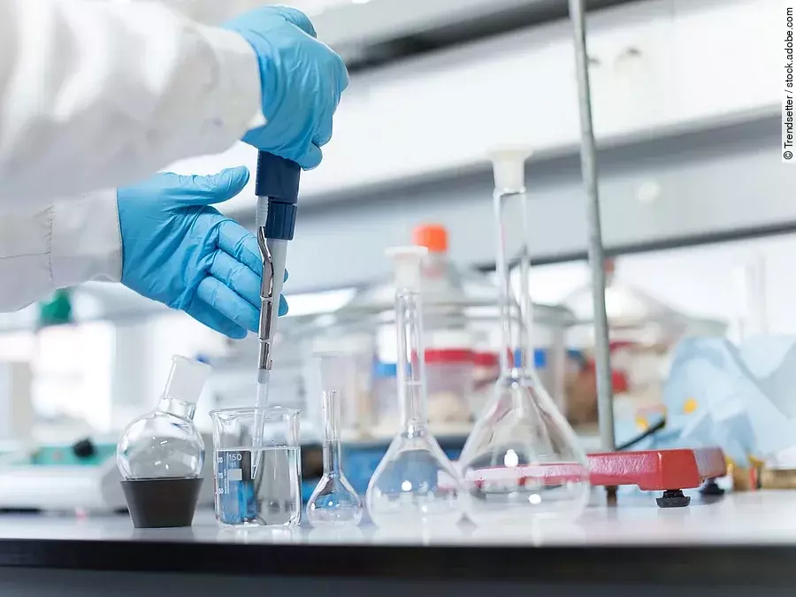 Ein Arbeitsplatz im Labor mit verschiedenen Glasbehältern