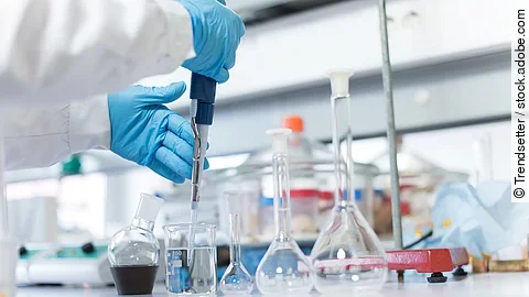 Ein Arbeitsplatz im Labor mit verschiedenen Glasbehältern