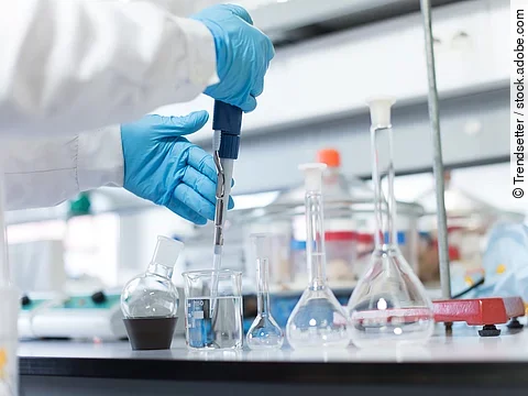 Ein Arbeitsplatz im Labor mit verschiedenen Glasbehältern